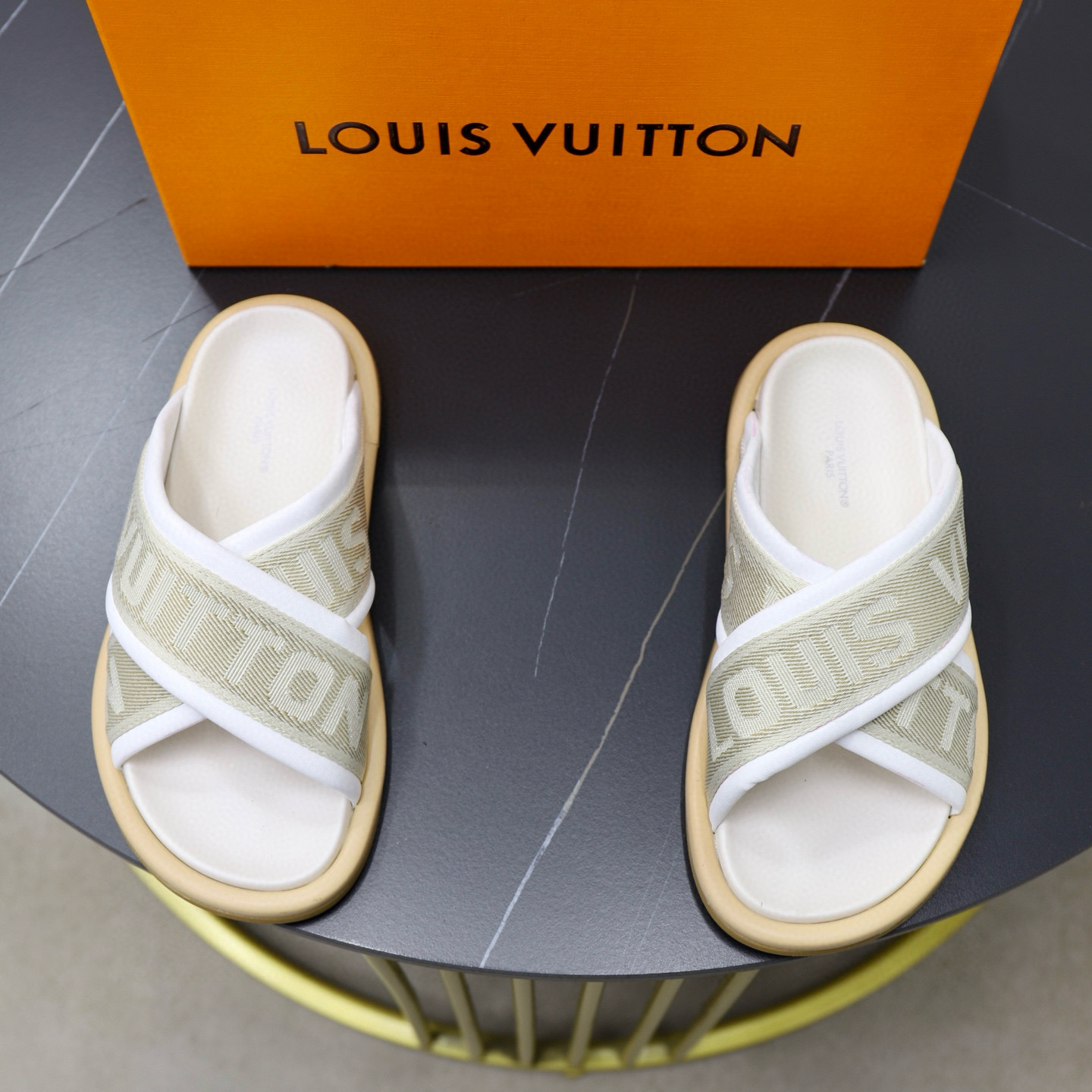 루이비통 남녀공용 슬리퍼