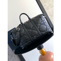디올 여행가방