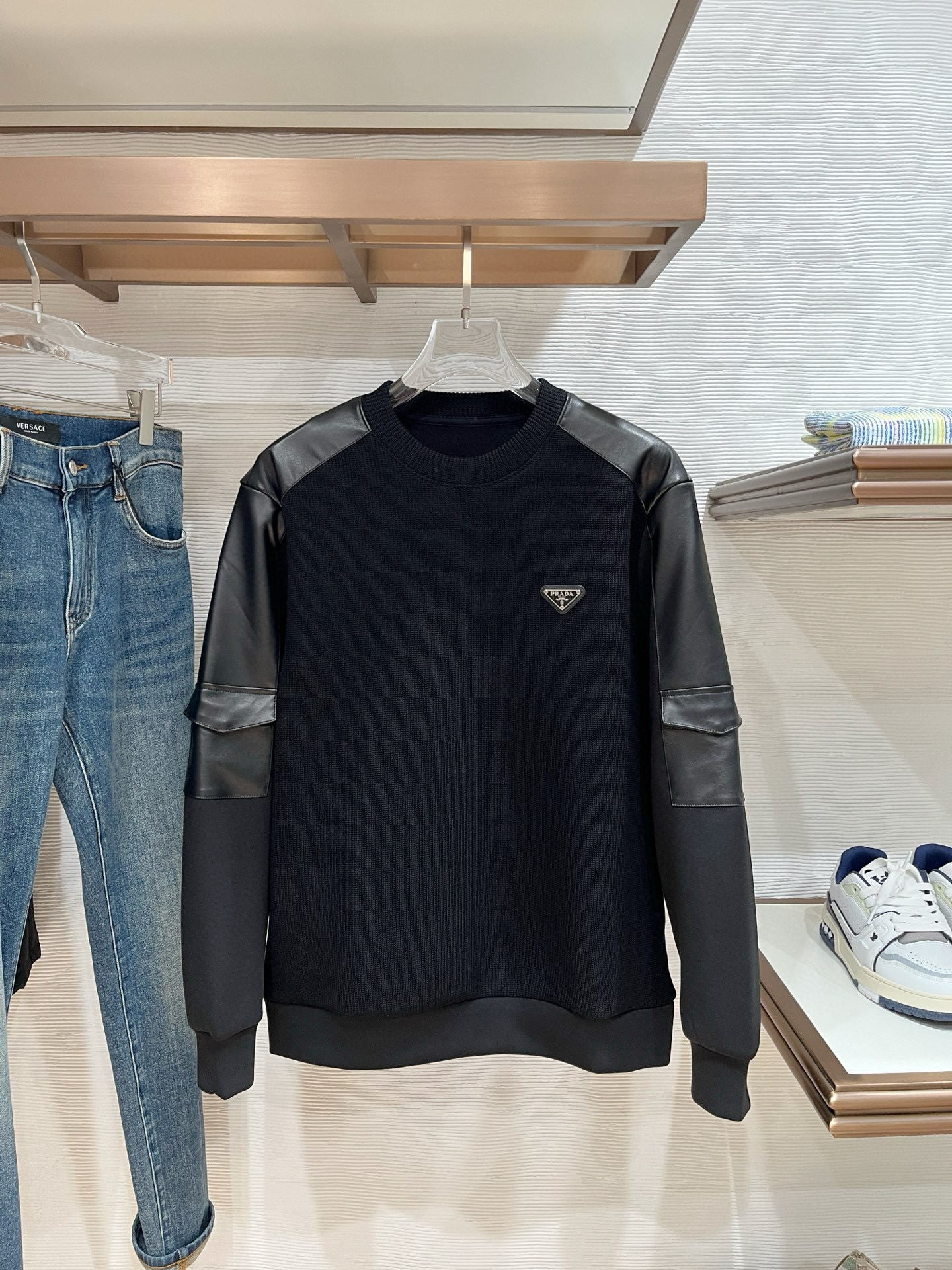 프라다 남자 맨투맨