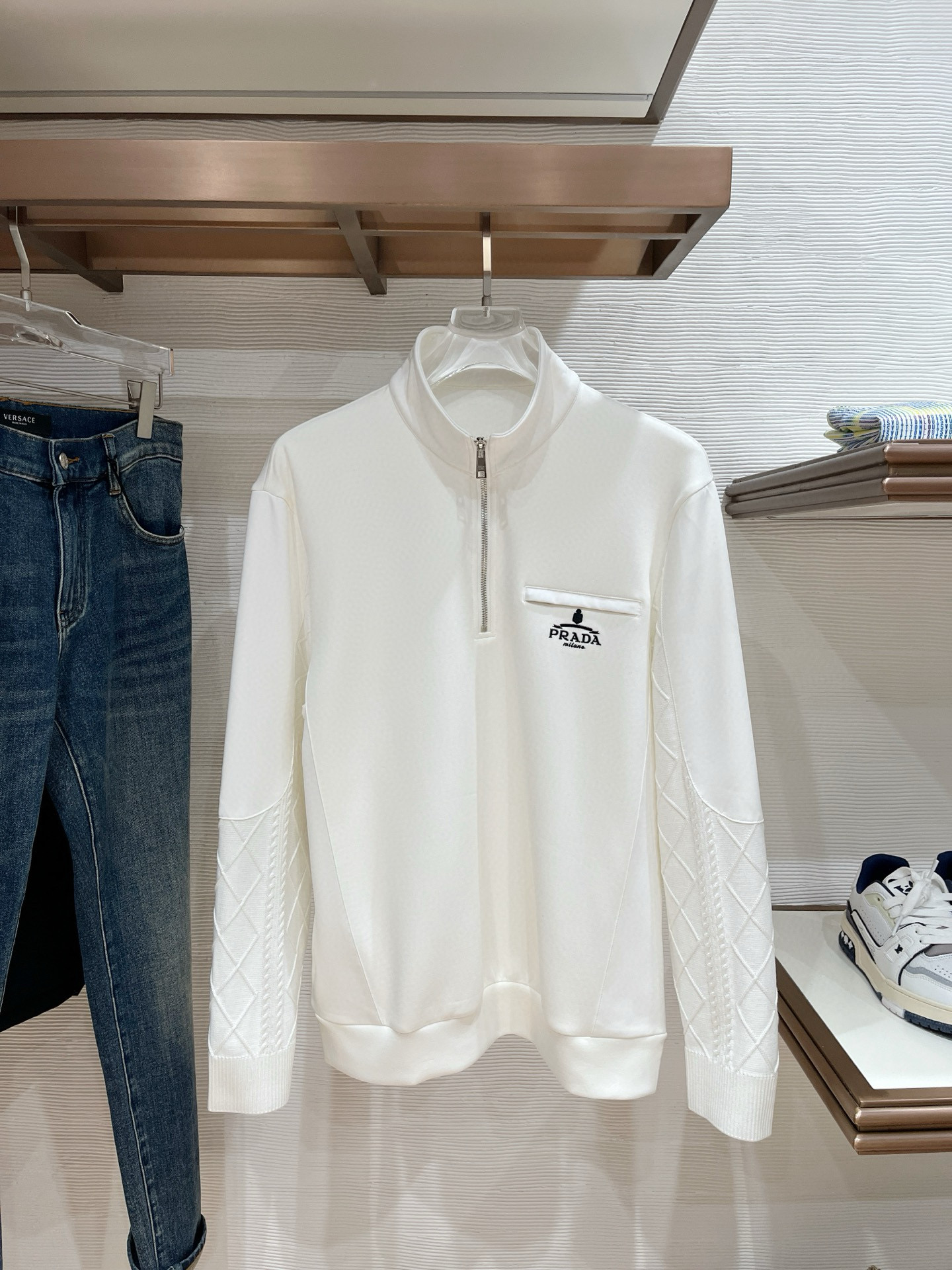 프라다 남자 맨투맨