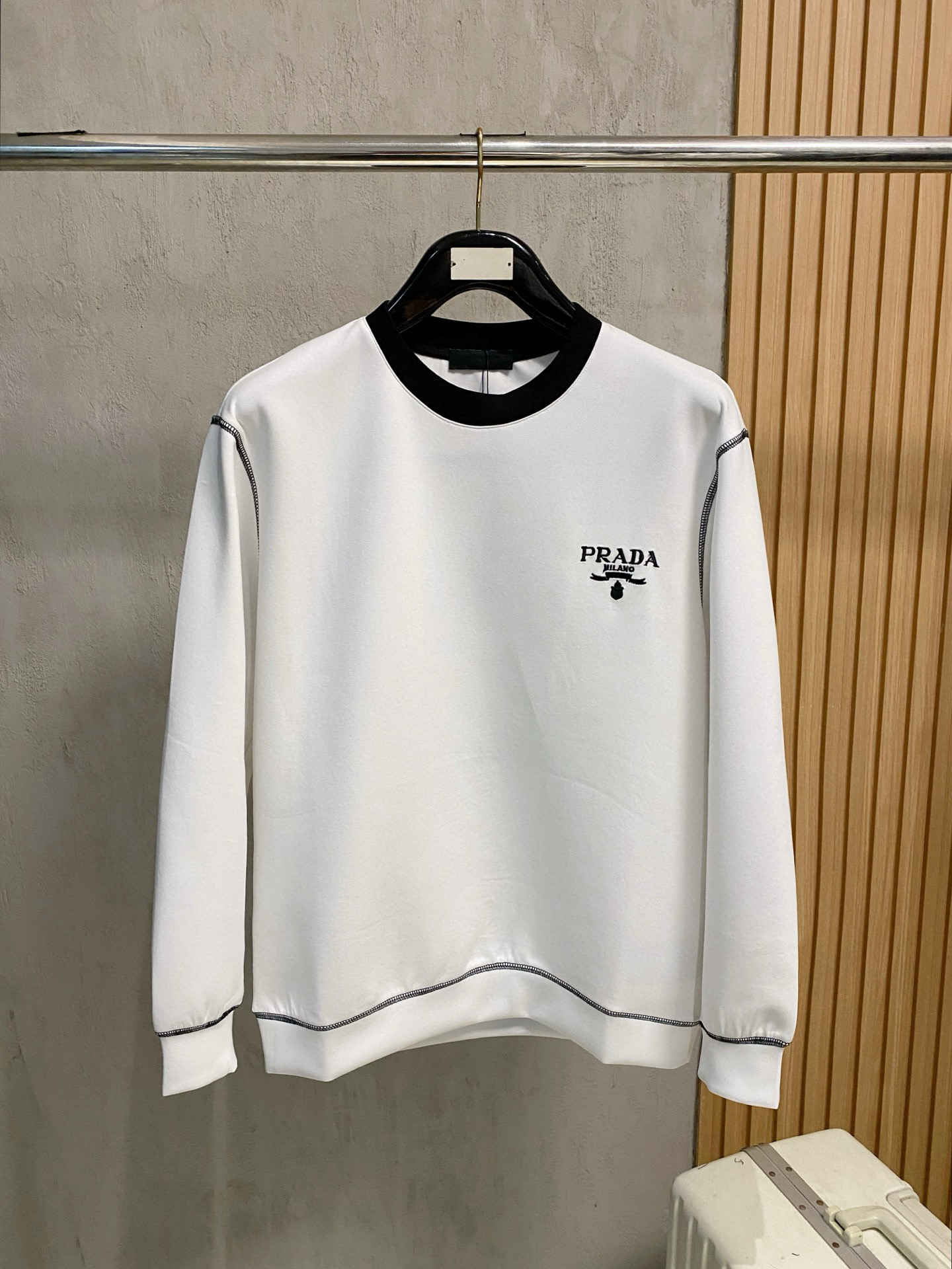 프라다 남자 맨투맨